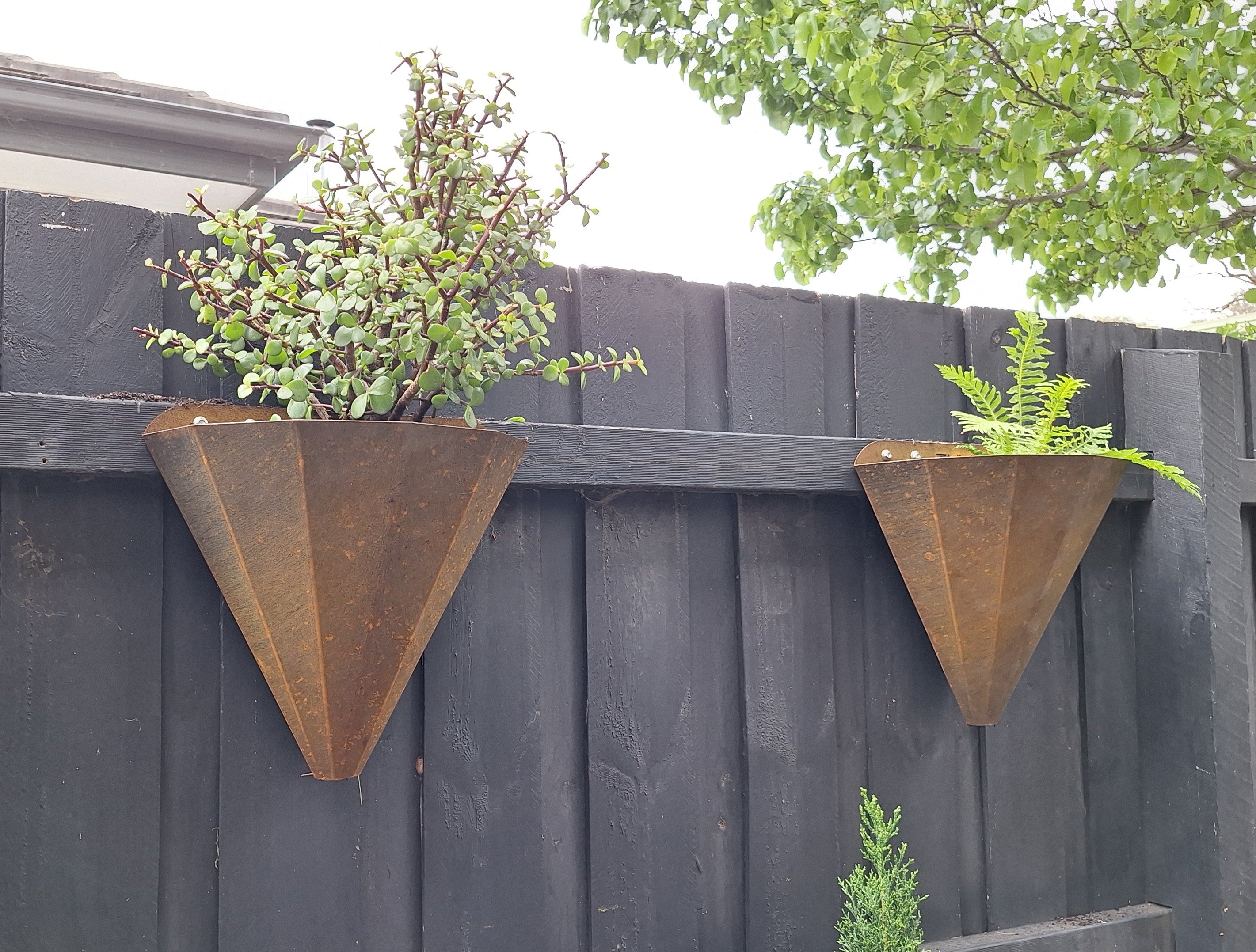 TULIPA Conical Wall Planter Cortensteel