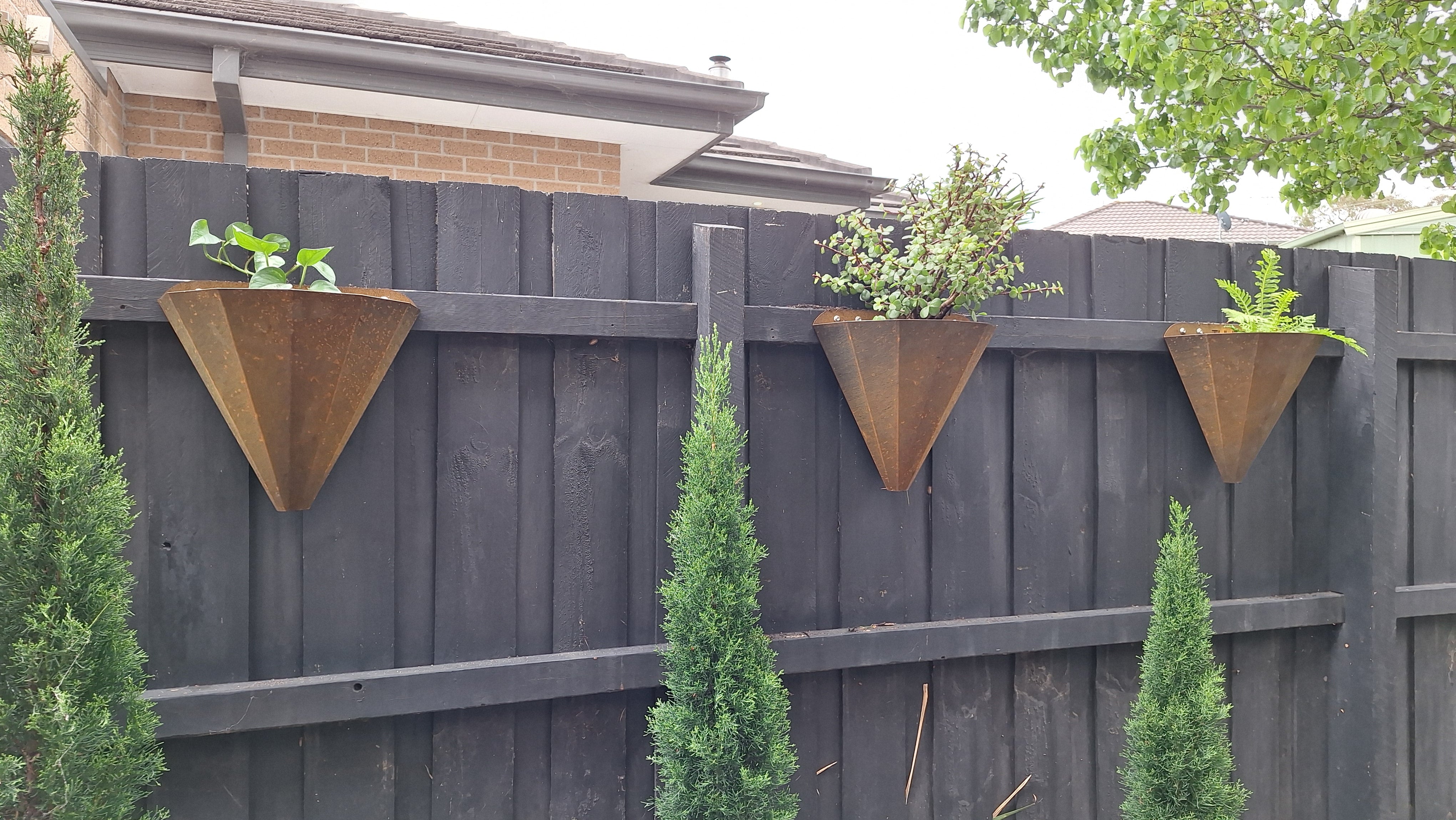 TULIPA Conical Wall Planter Cortensteel